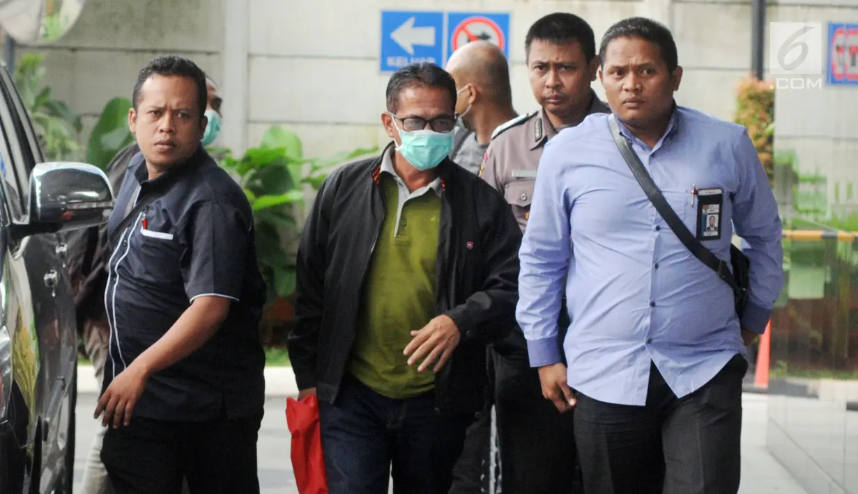 Bupati Mesuji Khamami (tengah) tiba di Gedung KPK, Jakarta, Kamis (24/1). Khamami terjaring dalam operasi tangkap tangan (OTT) tim Satgas KPK pada Rabu, 23 Januari 2019. (Merdeka.com/Dwi Narwoko)