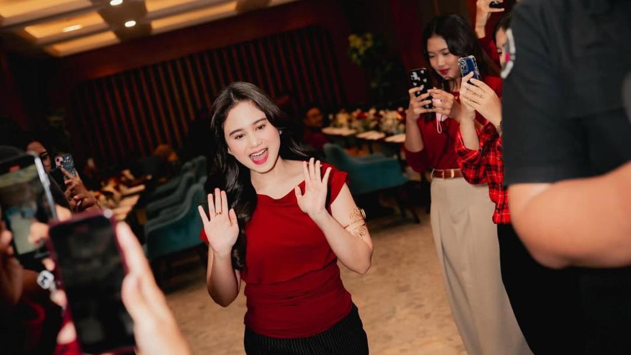 Potret Tissa Biani Memukau di Launching Film '7 HARI UNTUK KESHIA', Busana Merah yang Memesona