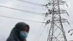 Pekerja menyelesaikan pekerjaan jaringan SUTET di Tangerang, Banten, Senin (2/1/2021). PT PLN (Persero) memiliki pasukan khusus yang terlatih melakukan pemeliharaan, perbaikan, dan penggantian perangkat isolator, konduktor maupun komponen lainnya pada jaringan listrik. (Liputan6.com/Angga Yuniar)
