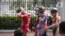 Para pembalap MotoGP bersiap mengambil start untuk melakukan parade dari depan Istana Merdeka, Jakarta Pusat, Rabu (16/3/2022). Parade MotoGP tersebut merupakan rangkaian kegiatan sebelum para pembalap berlaga di MotoGP Mandalika yang berlangsung pekan ini. (Liputan6.com/Faizal Fanani)