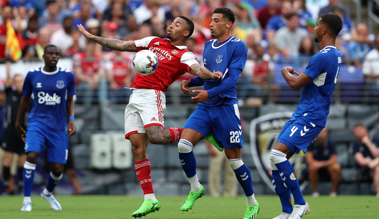 Gabriel Jesus. Striker Brasil berusia 25 tahun yang baru saja bergabung dengan Arsenal usai didatangkan dari Manchester City dengan biaya 52,2 juta euro di bursa transfer musim panas 2022/2023 ini total telah 3 kali tampil dalam pramusim 2022/2023. Belum diturunkan pada laga pertama (2/7/2022) saat Arsenal manang 5-1 atas Ipswich Town, ia langsung menyita perhatian dalam 3 laga berikutnya. Ia berhasil membuat 2 gol saat Arsenal menang 5-3 atas Nurnberg (8/7/2022), 1 gol saat menang 2-0 atas Everton (16/7/2022) dan tampil oke meski tidak mencetak gol saat Arsenal menang 3-1 atas Orlando City (20/7/2022). (AFP/Getty Images/Rob Carr)