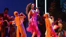 Penyanyi Rihanna menari sambil bernyanyi saat mengibur penonton di Grammy Awards ke-60 di Madison Square Garden, New York (28/1). (Photo by Matt Sayles/Invision/AP)