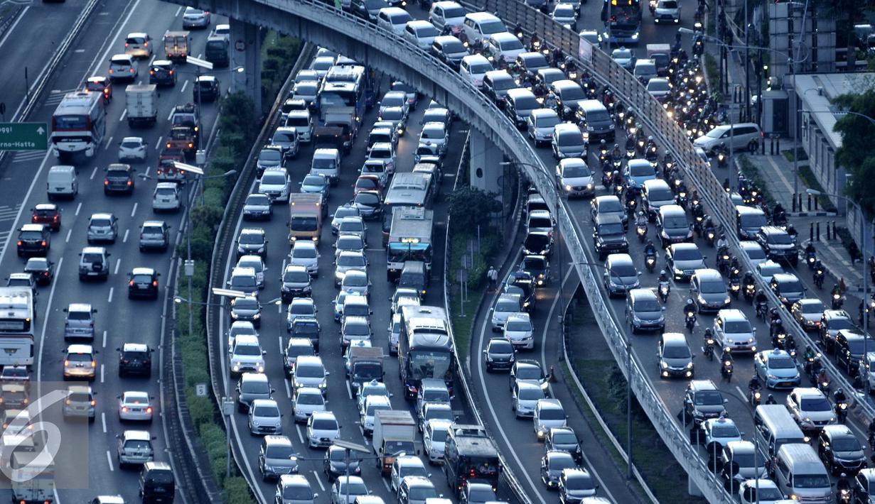 Jelang libur panjang yang jatuh pada tanggal 5 dan 6 Mei, ribuan kendaraan terjebak macet di Tol Dalam Kota arah Tol Cikampek, Jakarta, Rabu (4/5). Foto diambil pada sore hari sekitar pukul 5. (Liputan6.com/Gempur M Surya)