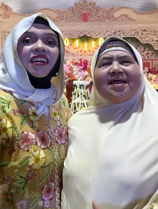 Mamah Dedeh pun bahkan dekat dengan ibunda Thariq, Geni Faruk yang mengenakan kebaya kuning berbunga dipadukan kerudung warna senada dengan inner hitam. [@genifaruk]