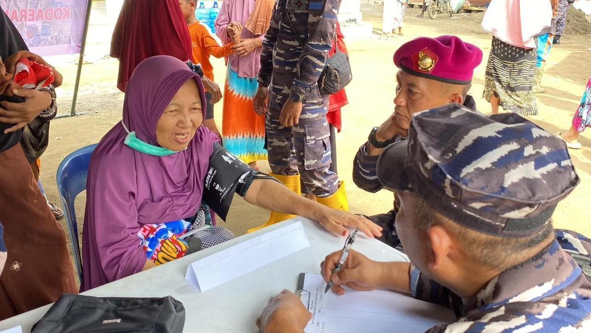 FOTO: TNI Angkatan Laut Gelar Pengobatan Warga dan Pembersihan Lingkungan di Aceh