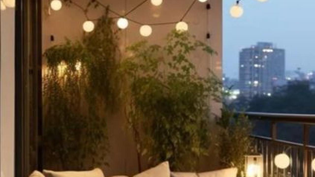 Desain Balkon Terbuka dengan Lampu LED