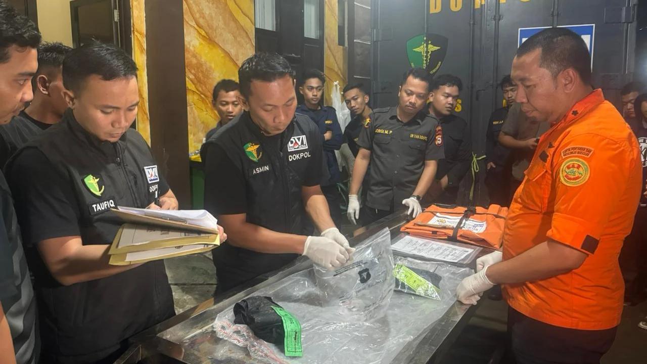 Basarnas Serahkan Potongan Tubuh Korban Ketiga Kecelakaan ATR 42-500 ke DVI