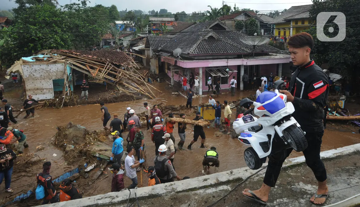 Warga mengevakuasi barang milik mereka usai banjir bandang yang melanda Kampung Cibuntu, Desa Pasawahan, Kecamatan Cicurug, Sukabumi, Jawa Barat, Selasa (22/9/2020). Banjir bandang mengakibatkan puluhan bangunan rusak berat, 12 rumah hanyut, dan dua korban masih hilang. (merdeka.com/Arie Basuki)
