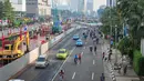 Warga berjalan kaki di sekitar Bundaran HI saat hari tanpa kendaraan atau car free day, Jakarta, Minggu (19/4/2015). Beberapa mengaku tidak tahu jika CFD ditiadakan selama pelaksanaan Konferensi Asia Afrika (KAA). (Liputan6.com/Faizal Fanani)