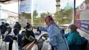 Petugas mengecek suhu tubuh tenaga kesehatan berusia lanjut sebelum menerima suntikan vaksin COVID-19 Sinovac di Puskesmas Kecamatan Jagakarsa, Jakarta, Kamis (11/2/2021). Sekitar 11 ribu nakes lansia berusia di atas 60 tahun menjadi prioritas penerima vaksin covid-19. (merdeka.com/Arie Basuki)
