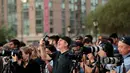 Sejumlah wisatawan mengabadikan fenomena Manhattanhenge di New York, AS, Senin (11/7). Matahari terbit dan terbenam dalam garis lurus di jalan utama Manhattan dan hanya terjadi pada musim panas. (Drew Angerer / Getty Images / AFP)