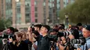 Sejumlah wisatawan mengabadikan fenomena Manhattanhenge di New York, AS, Senin (11/7). Matahari terbit dan terbenam dalam garis lurus di jalan utama Manhattan dan hanya terjadi pada musim panas. (Drew Angerer / Getty Images / AFP)