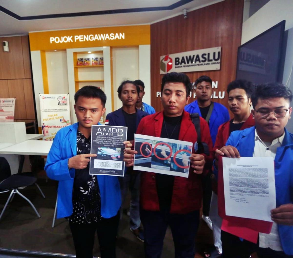 Aliansi Mahasiswa Provinsi Banten menyerahkan laporan pengaduan atas dugaan pelanggaran pidana yang dilakukan Presiden Jokowi yang menunjukan "Pose 2 jari" di kantor Badan Pengawas Pemilu (Bawaslu), Jakarta, Rabu (31/1/2204).<br>