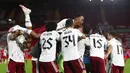 Para pemain Arsenal melakukan selebrasi usai memenangi pertandingan babak keempat Piala Liga antara Liverpool dan Arsenal di Anfield, Liverpool, Inggris, Kamis (1/10/2020). Arsenal mengalahkan Liverpool 5-4 dalam adu penalti. (Peter Byrne/Pool via AP)