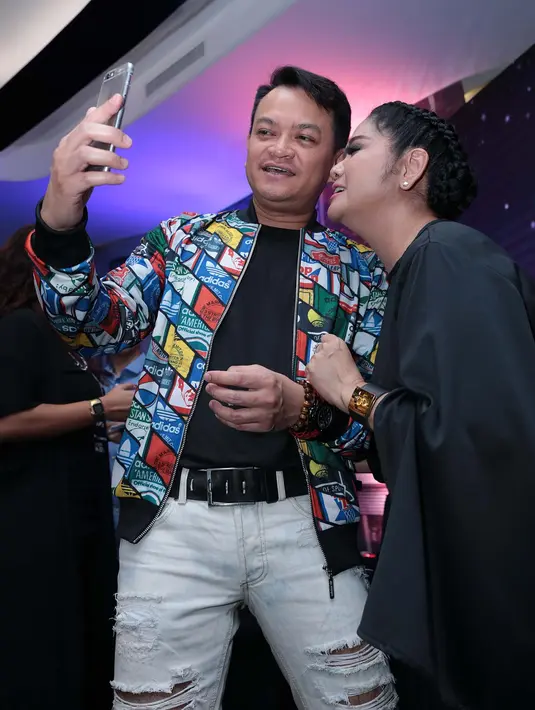 "Mama Ina garis bawahi di konser September Ceria ini bahwa yuk di bulan September ini, kita lupakan sedih, susah, masalah yang ada, kita ceria sama-sama aku," jelasnya. (Deki Prayoga/Bintang.com)