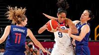 A'Ja Wilson ketika mempertahankan bolanya dari kepungan tim Serbia. (Foto: USA Today)