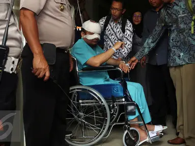Penyidik KPK, Novel Baswedan saat akan dipindahkan dari Rumah Sakit Mitra Keluarga Kelapa Gading, Jakarta, Selasa (11/4). Novel Baswedan akan menjalani perawatan intensif di Rumah Sakit Mata Jakarta Eye Center(JEC), Menteng. (Liputan6.com/Johan Tallo)