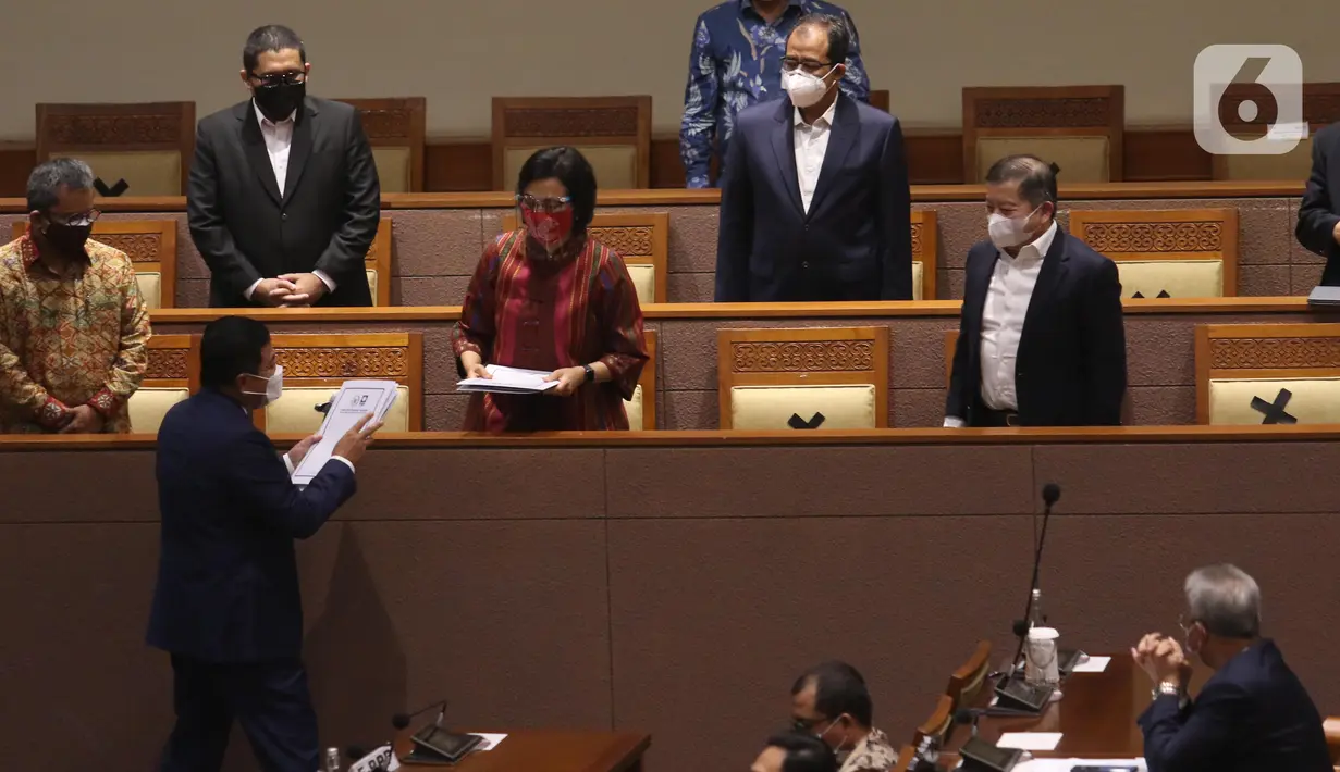 Menteri Keuangan Sri Mulyani (tengah) menerima dokumen pandangan Fraksi Partai PKS dari juru bicara fraksi PKS Ecky Awal Mucharam pada Rapat Paripurna di Kompleks Parlemen, Senayan, Jakarta, Selasa (25/5/2021). (Liputan6.com/Angga Yuniar)