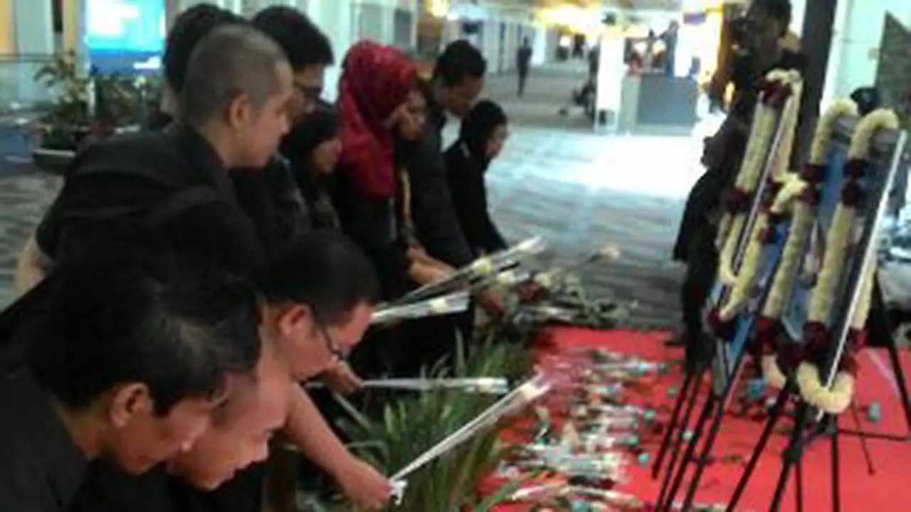 Bagi-bagi bunga di Bandara Soekarno-Hatta (Soetta) untuk korban AirAsia QZ8501. (Liputan6.com/Naomi Trisna)