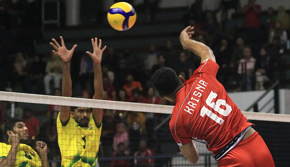 <p>Pemain Timnas voli putra Indonesia U-20, Krisna melepaskan spike saat menghadapi India pada laga perempatfinal Kejuaraan Bola Voli Asia Putra AVC U-20 2024 di Jawa Pos Arena Surabaya, Sabtu (27/7/2024) malam. Timnas voli putra Indonesia U-20 menang 3-1 (25-20, 25-23, 16-25 dan 25-18). (Dok. PBVSI)</p>