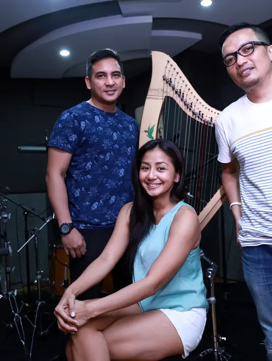 "Kita mau ke album, tapi hari ini kita mau ngebahas buat single jagoannya. Judulnya dari penciptanya itu 'Bila Kau Tak Lagi Disini'. Tapi kita ingin obrolin biar lebih pendek judulnya biar bisa lebih diterima," ungkap Frans. (Adrian Putra/Bintang.com)