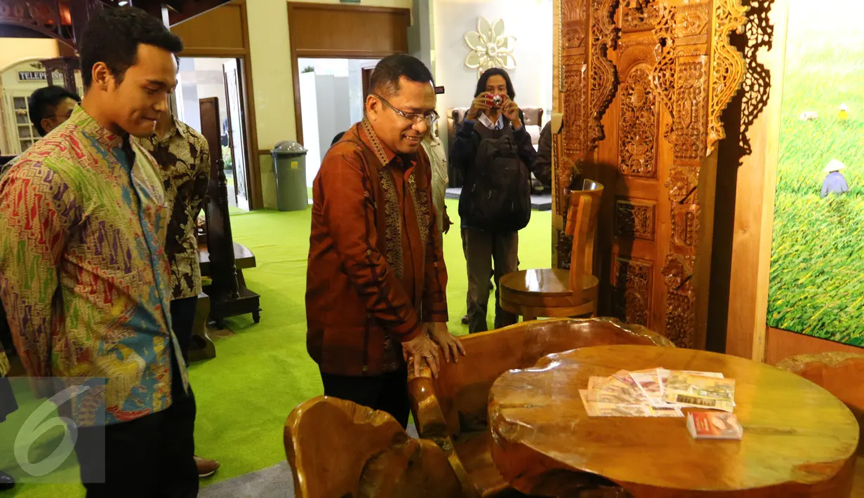 Menteri Perindustrian Saleh Husin (kedua kiri) saat mengunjungi Pameran Furniture Perfect Home, Jakarta, Rabu (18/11/2015). Saleh berharap dengan adanya pameran akan mendekatkan produsen dengan pasar (Liputan6.com/Ferry Pradolo)