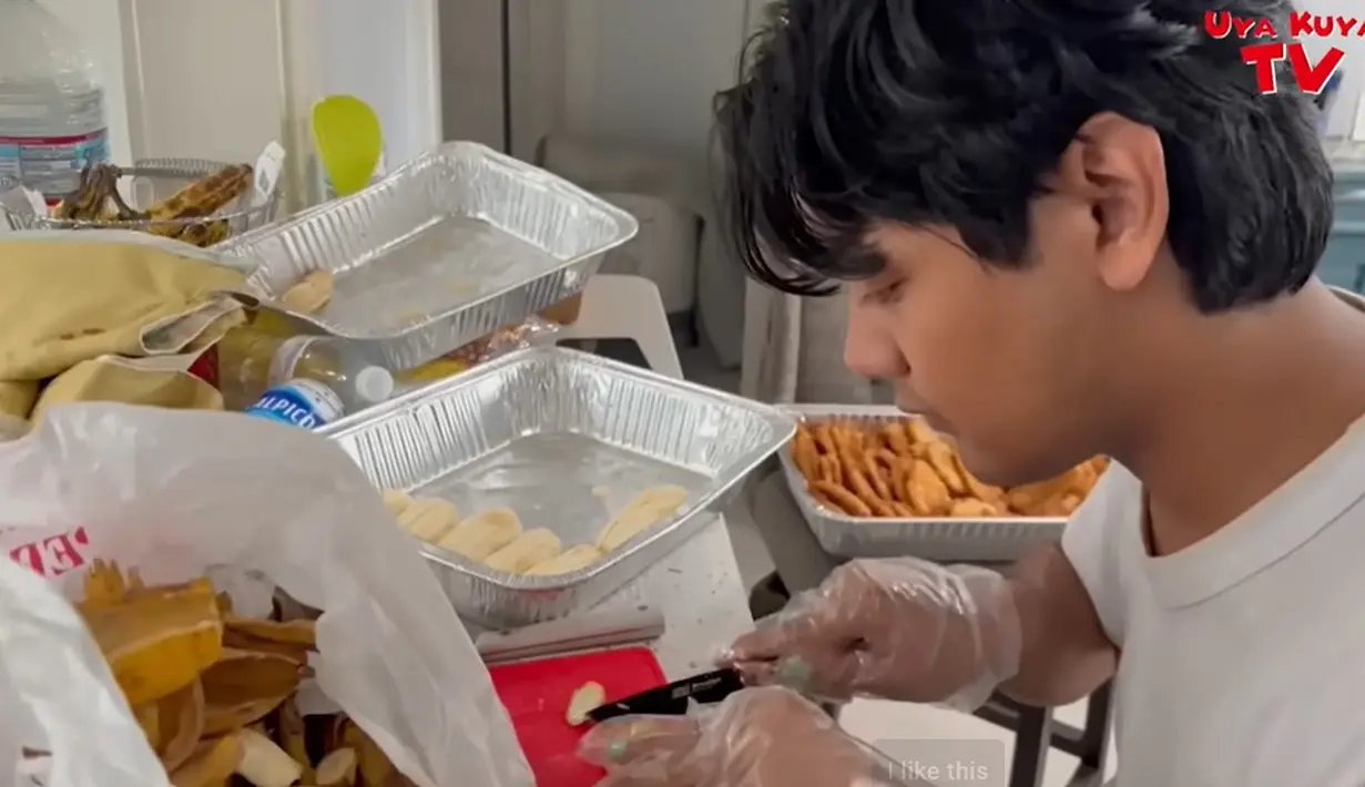 Momen tersebut dibagikan melalui media sosialnya. Pria kelahiran Bandung, Jawa Barat 48 tahun silam itu menceritakan proses dari cari pisang hingga buka pesanan. [Youtube/Uya Kuya TV ]