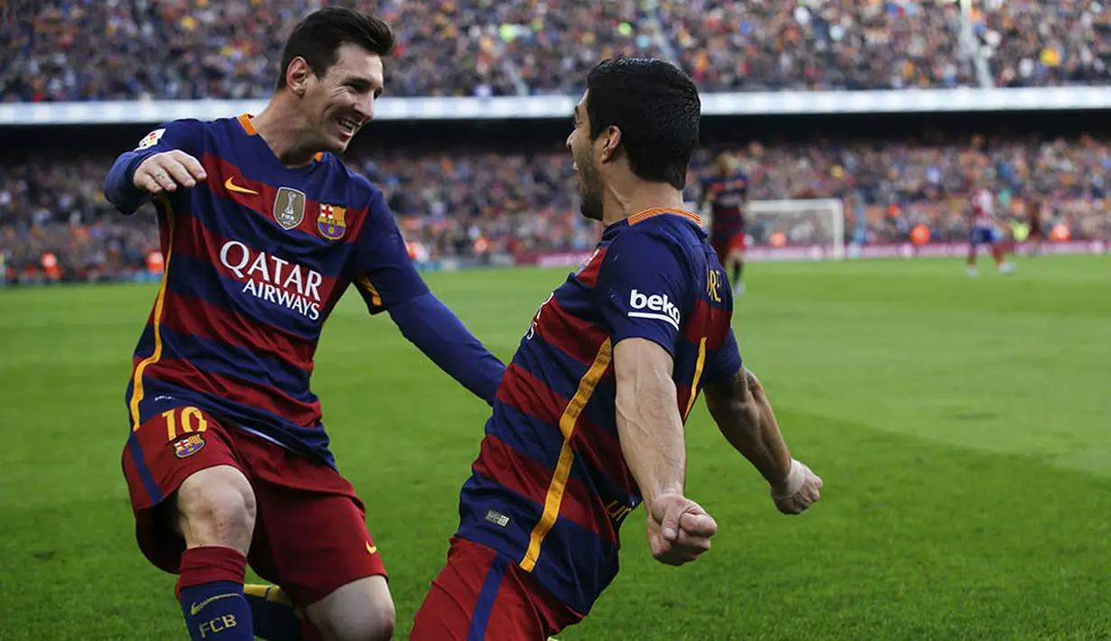 Striker Barcelona, Luis Suarez, bersama Lionel Messi, merayakan gol kemenangan atas Atletico Madrid pada laga La Liga di Stadion Camp Nou, Spanyol, Sabtu (30/1/2016). Barcelona berhasil menang 2-1. (Reuters/Albert Gea)