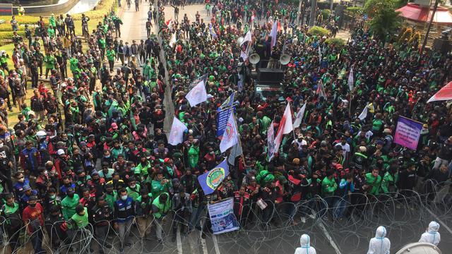 Ratusan massa aksi ojek online atau ojol menjebol barikade polisi dan kini tengah menuju Kantor Kementerian Perhubungan (Kemenhub) di kawasan Medan Merdeka Jakarta.