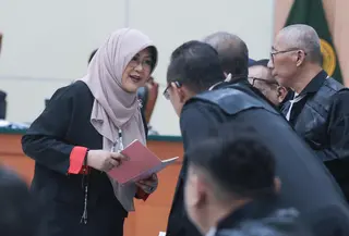 dr Tifauzia Tyassuma atau dikenal dokter Tifa  saat mengikuti sidang  pembacaan dakwaan perkara dugaan pencemaran nama baik terkait tudingan ijazah palsu Presiden ke-7 RI Joko Widodo di Pengadilan Negeri Jakarta Timur, Kamis (02/07/2026),  (Kapanlagi.com/ Budy Santoso)