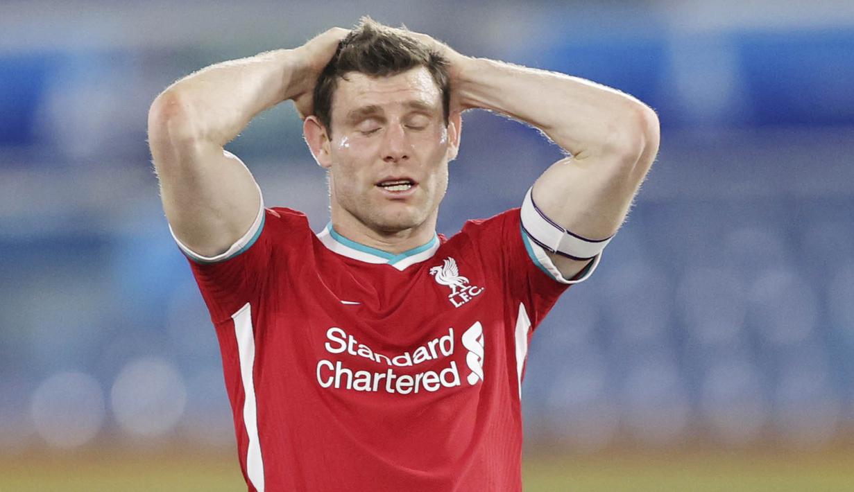 Gelandang Liverpool, James Milner, tampak kecewa usai gagal mengalahkan Leeds United pada laga Liga Inggris di Stadion Elland Road, Senin (19/4/2021). Kedua tim bermain imbang 1-1. (Clive Brunskill/Pool via AP)