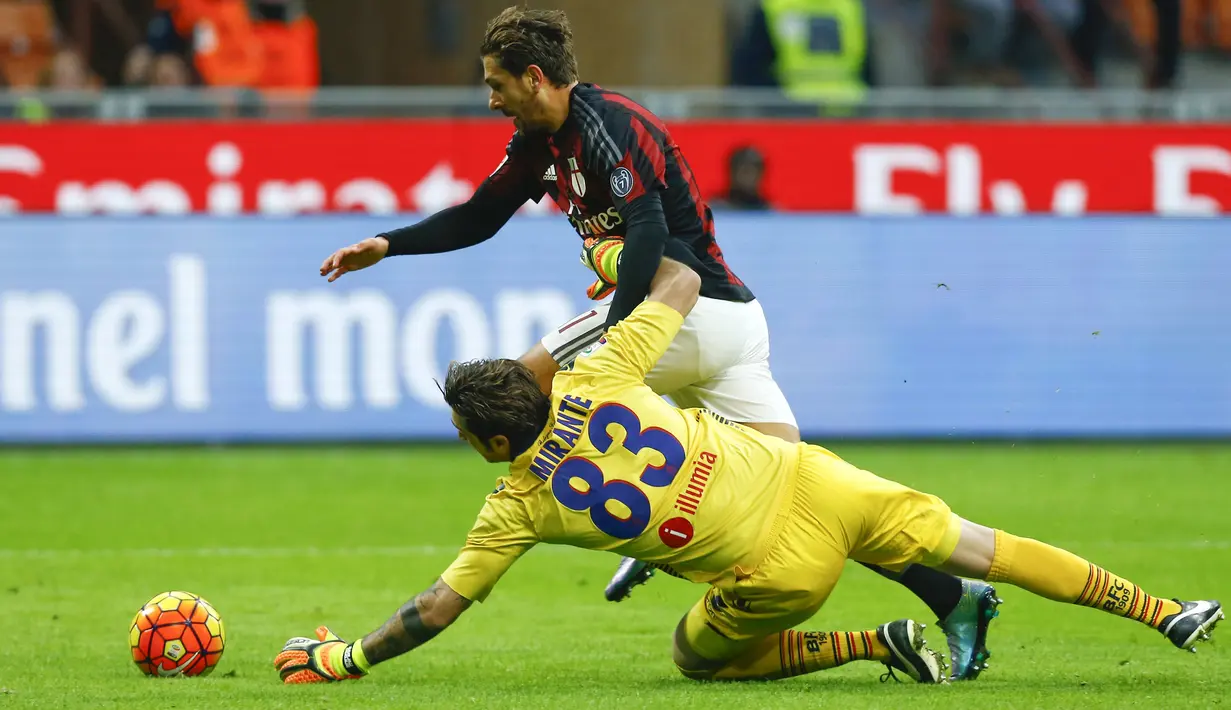 Gelandang AC Milan, Alessia Cerci berusaha melewati kiper Bologna, Antonio Mirante pada laga liga italia di Stadion San Siro, Milan, Italia (7/1/2016). Bolagna menang atas AC Milan dengan skor 1-0. (REUTERS/Stefano Rellandini)