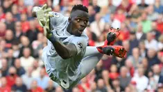 Hingga pekan kelima Liga Inggris 2021/2022 tercatat 7 kiper dengan capaian terbaik clean sheets alias tidak kebobolan dalam sebuah laga. Dua kiper asal Brasil memimpin daftar sebagai ajang perburuan Golden Gloves di akhir musim nanti. Siapa saja kiper lainnya? (AFP/Paul Ellis)