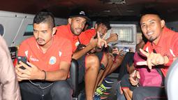 Bambang Pamungkas  dan para pemain Persija terlihat santai didalam kendaraan taktis milik Sabhara, Kepolisian Jawa Barat di Bandung, Sabtu (16/7/2016). (Bola.com/Nicklas Hanoatubun)