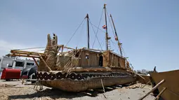 Penampakan perahu Viracocha III dipamerkan kepada publik di Pantai Chinchorro di kota Arica, Chili (5/2). Perahu ini akan berangkat berlayar dari Chili menuju Australia melintasi Samudera Pasifik. (AFP Photo/Ignacio Munoz)