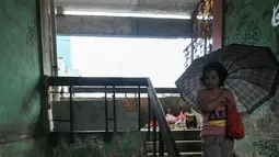 Pengunjung tampak menuruni tangga di Pasar Blora, Jakarta, Kamis (17/12/2015). Rencananya Pemprov DKI akan membongkar pasar yang telah berdiri sejak 1971 itu untuk dijadikan Terminal Terpadu Dukuh Atas. (Liputan6.com/Yoppy Renato)