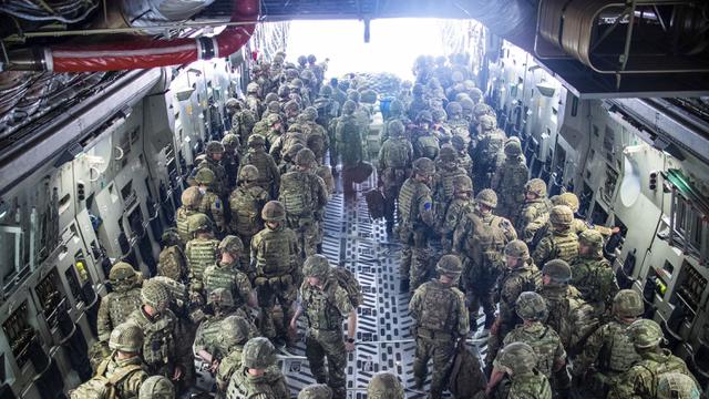 FOTO: Inggris Kirim Pasukan Evakuasi Warganya dari Afghanistan