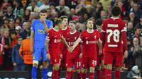 Pemain Liverpool Diogo Jota (20) diberi ucapan selamat oleh rekan satu timnya setelah mencetak gol dalam pertandingan sepak bola Grup E Liga Europa antara Liverpool dan Union Saint-Gilloise, Kamis, 5 Oktober 2023, di Anfield di Liverpool, Inggris. (Foto AP/Jon Super)