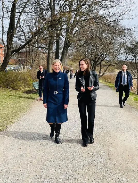Jaket kulit bisa menjadi busana formal yang tampil penuh gaya kala menghadiri sebuah acara kenegaraan. Paduan styling serba hitam bisa jadi inspirasi seru untuk diaplikasikan.  (Foto: Sanna Marin/ Instagram)