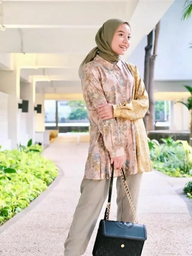 6 Gaya Berhijab dengan Celana Gombrang ala Ratrisha Anadya