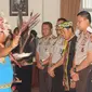 Prosesi adat dayak untuk Kapolda Kaltim (Liputan6.com/ Abelda Gunawan)