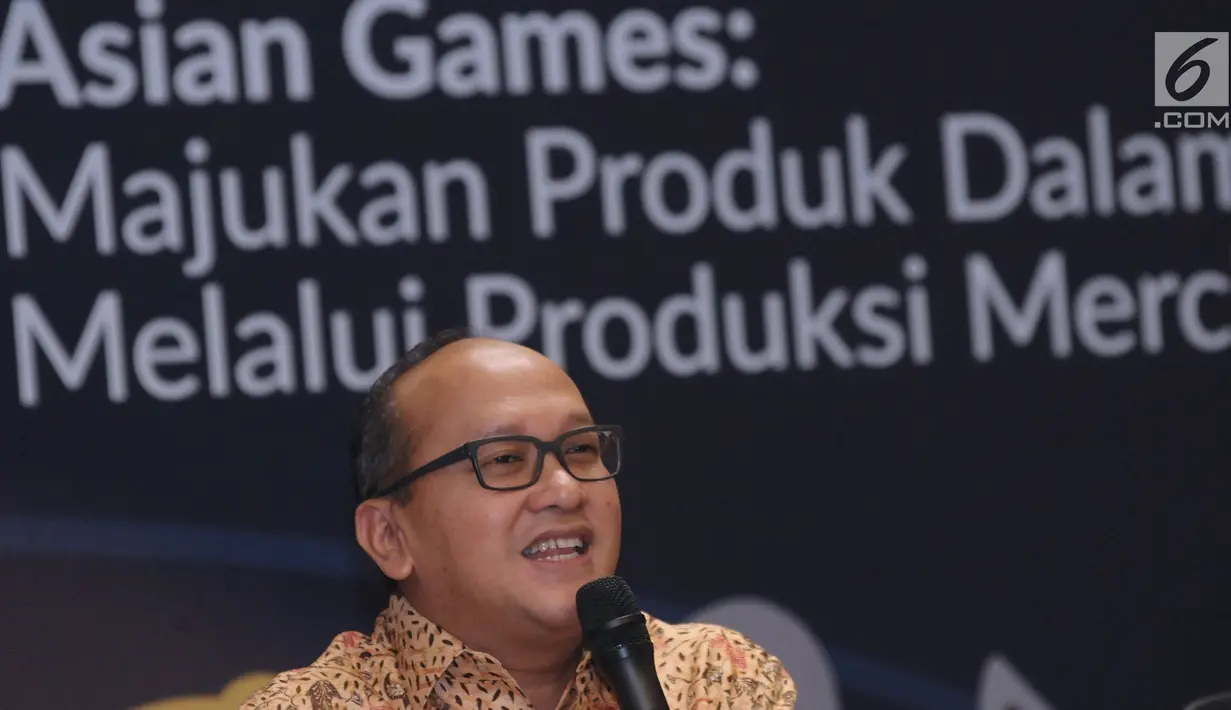 Ketua Kadin Indonesia, Roslan P Roslani memberi keterangan saat perkenalan dengan beberapa produk UMKM berlisensi Asian Games 2018 di Jakarta, Rabu (30/5). Beberapa produk diperkenalkan. (Liputan6.com/Helmi Fithriansyah)