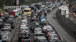 Kemacetan panjang terjadi di di jalur 3 in 1 di Jalan Jenderal Sudirman, Jakarta, Selasa (10/5). Pemprov DKI Jakarta secara resmi akan menghapus aturan jalur 3 in 1 pada Senin (16/5). (Liputan6.com/Faizal Fanani)