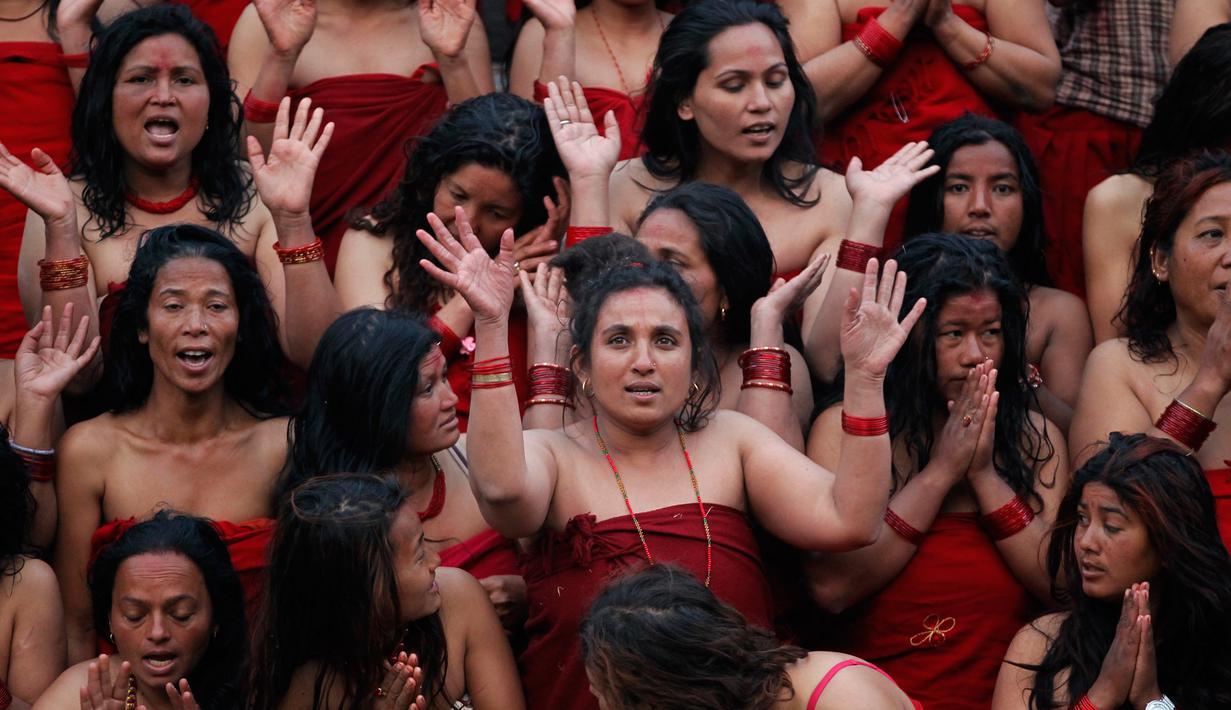 FOTO: Ritual Mandi Suci Para Kaum Wanita di Nepal ...