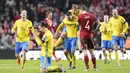 Pemain Swedia, Zlatan Ibrahimovic, merayakan kemenangan atas Denmark dalam laga Kualifikasi Piala Eropa 2016 di Stadion Parken, Kopenhagen, Rabu (18/11/2015) dini hari WIB. (AFP Photo/Jonathan Nackstrand)