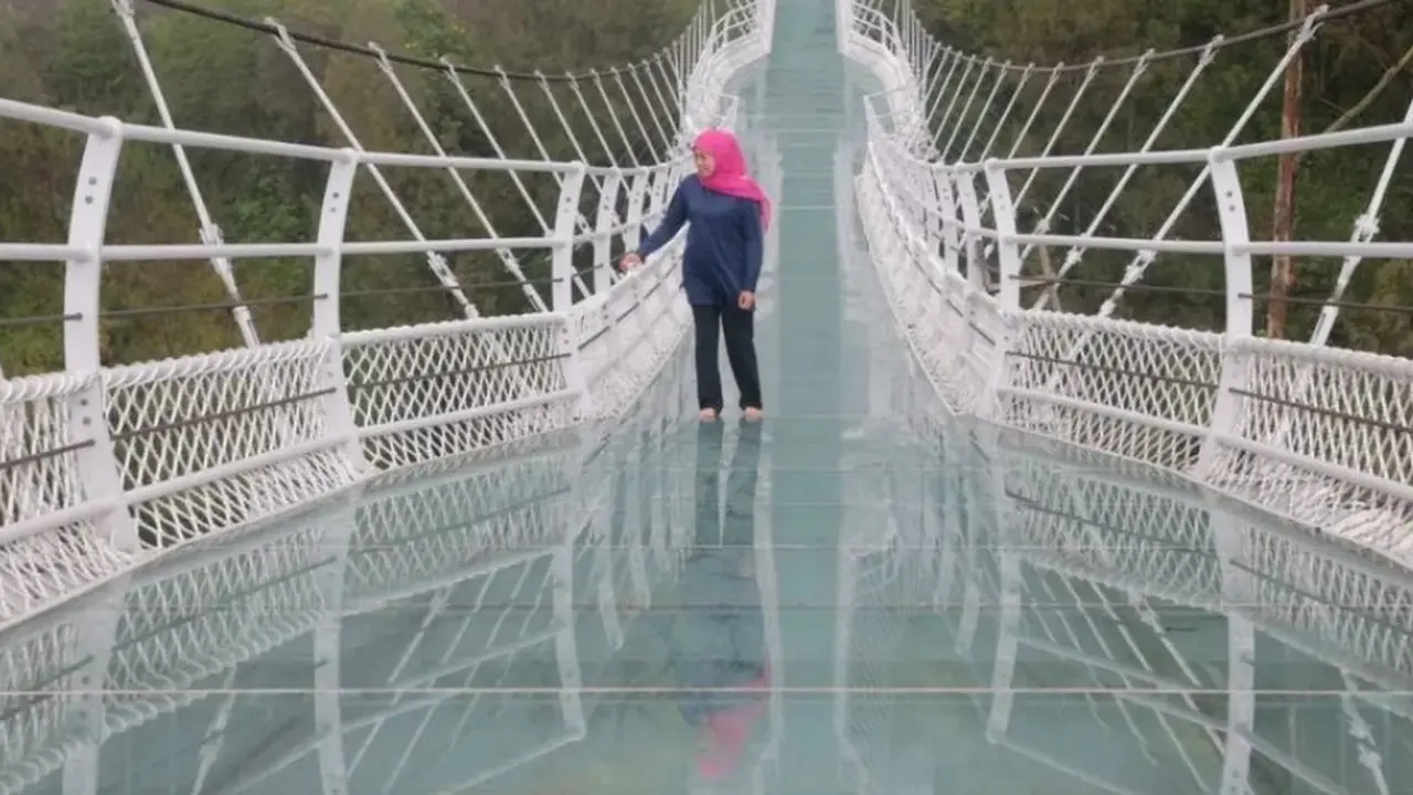 Khofifah saat melintas di jembatan kaca kawasan Bromo. (Istimewa)