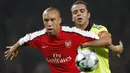 Mikael Silvestre - Mantan pemain Manchester United ini direkrut Arsene Wenger pada usia yang sudah tak muda lagi yakni 31 tahun. Pemain yang kaya pengalaman ini di kontrak The Gunners dengan durasi dua tahun. (AFP/Adrian Dennis)