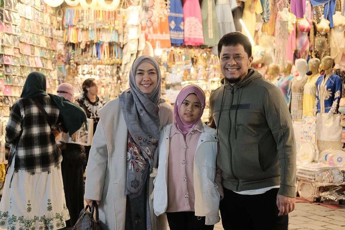 Potret Oki Setiana Dewi Asyik Belanja di Pasar Khan El Khalili