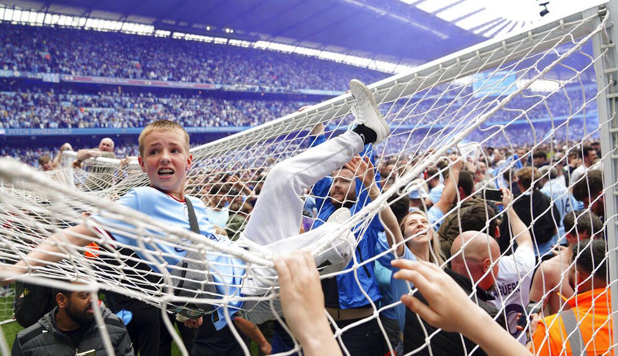 Mereka tumpah ruah merayakan keberhasilan klub kesayangannya berhasil menjadi juara Liga Inggris musim 2021/2022. (Martin Rickett/PA via AP)
