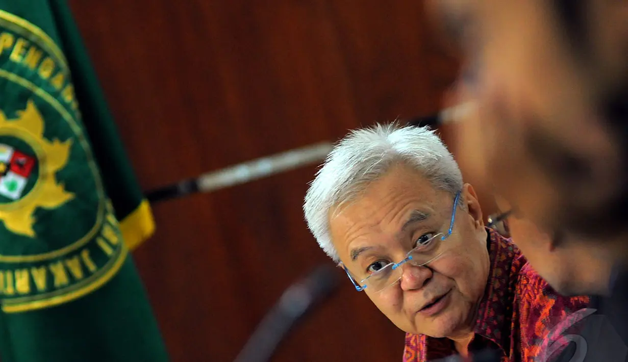   Anggoro Widjojo memperhatikan keterangan Suswono saat menjadi saksi atas kasusnya di Pengadilan Tipikor, Jakarta, Rabu (4/6/2014) (Liputan6.com/Faisal R Syam).